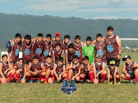Equipo del Torneo Formativo Tucumán con camisetas bordó